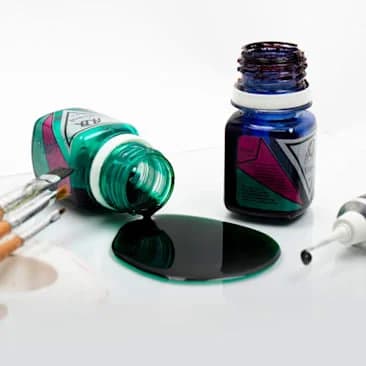 رنگ ویترای چیست؟ انواع رنگ شیشه، مدیوم، حلال و نگهداری